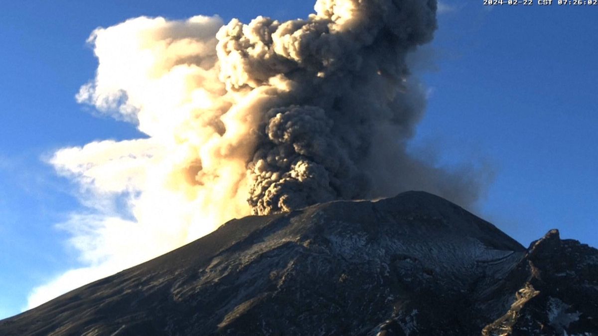 Sopka Popokatepetl opět chrlí kouř, vydáno varování žlutého stupně